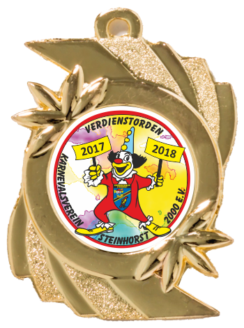 Medaille länglich mit Verzierung, vergoldet, mit Emblem und Aufhängung Vergoldete längliche Medaille aus Metall mit Verzierung, glatter und strukturierter Oberfläche, oben mit Aufhängung und mittigem Emblem im runden Einsatz.