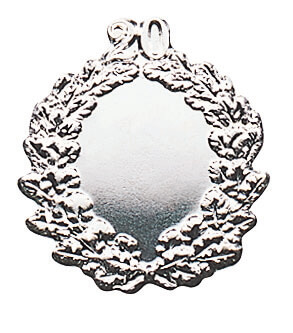 Kranz versilbert mit langer Nadel, Jubiläumskranz 20 mit Eichenlaub und Schleife Versilberter Jubiläumskranz mit Zahl 20, Eichenlaub und Schleife in runder Kranzform, geeignet für individuelle Gravur auf Vorder- und Rückseite