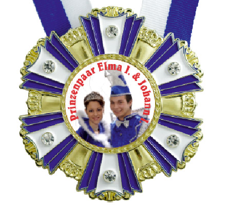 Orden rund mit Similisteinchen Blau/Weiß – Vorderansicht mit Fotomotiv Runder goldfarbener Orden mit blau-weißen Verzierungen, acht Similisteinchen und blau-weißem Halsband. Mittig ein Foto eines Prinzenpaars mit der roten Aufschrift „Prinzenpaar Elmar I & Johanna I“., medaille, rubin, deko-medaille, gold, lila