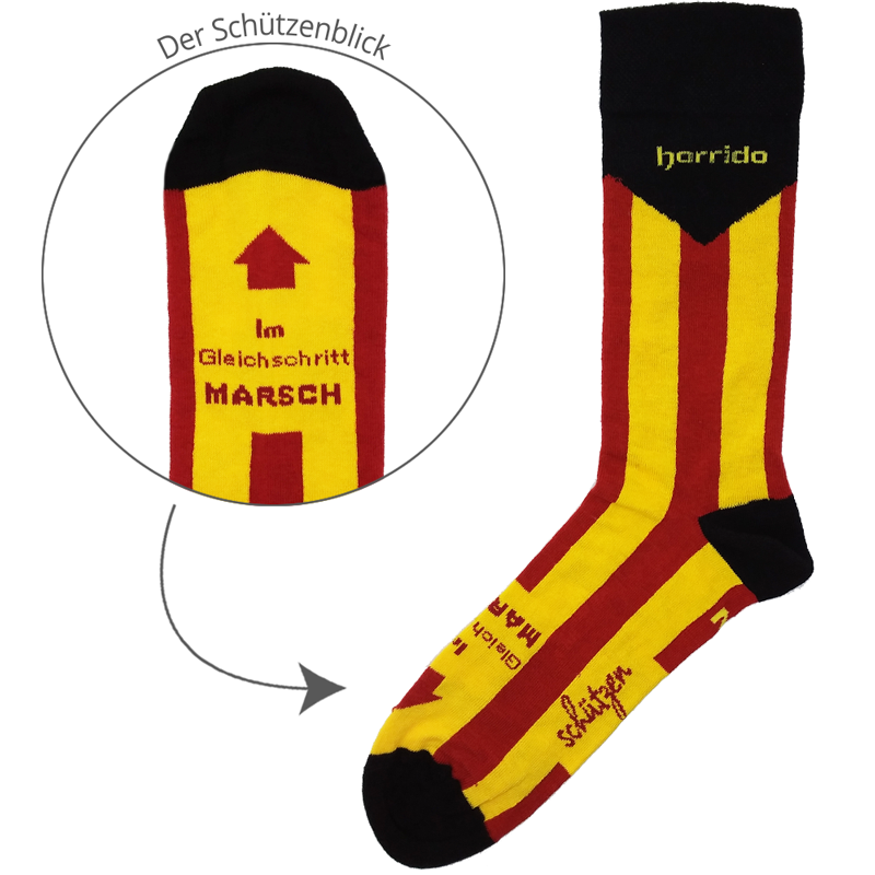 Schützensocken mit roten und gelben Streifen sowie Aufdruck Der Schützenblick Langes Paar Schützensocken mit roten und gelben Längsstreifen, schwarzem Bündchen, Ferse und Spitze. Auf der Sohle steht Im Gleichschritt MARSCH mit Pfeil, daneben eine vergrößerte Ansicht mit dem Schriftzug Der Schützenblick.