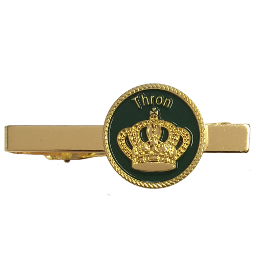 Vergoldete Fahnenstange mit Kronenmotiv und grünem Emblem Vergoldete Fahnenstange mit rundem grünem Emblem, goldener Krone und Schriftzug „Thron“ auf der Vorderseite