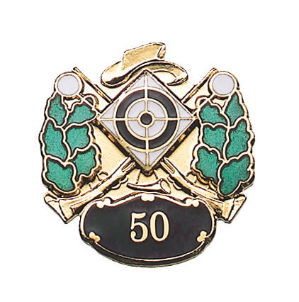 Abzeichen vergoldet mit Sicherheitsnadel, Jubiläumsabzeichen 50 mit Schützenhut, Zielscheibe und Eichenlaub Vergoldetes Jubiläumsabzeichen 50 mit schwarzem Oval, goldener Zahl 50, Schützenhut, gekreuzten Gewehren, Zielscheibe und grünem Eichenlaub; Ansteckabzeichen mit Sicherheitsnadel