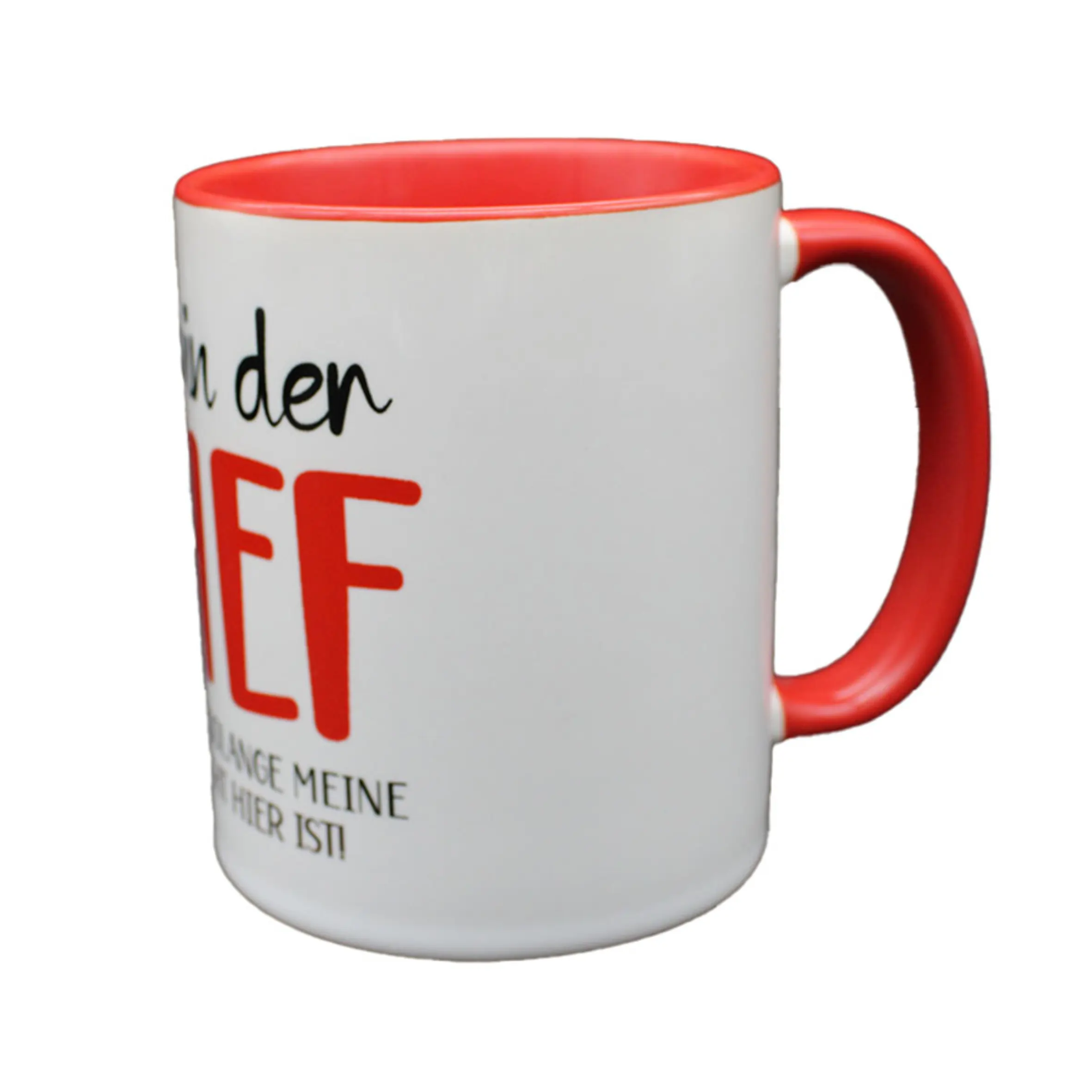TwoTone-Tasse Ich bin der Chef mit rotem Henkel und roter Innenseite Weiße TwoTone-Tasse Ich bin der Chef mit roter Innenseite und rotem Henkel, bedruckt mit dem Spruch „Ich bin der Chef, zumindest solange meine Frau nicht hier ist“.