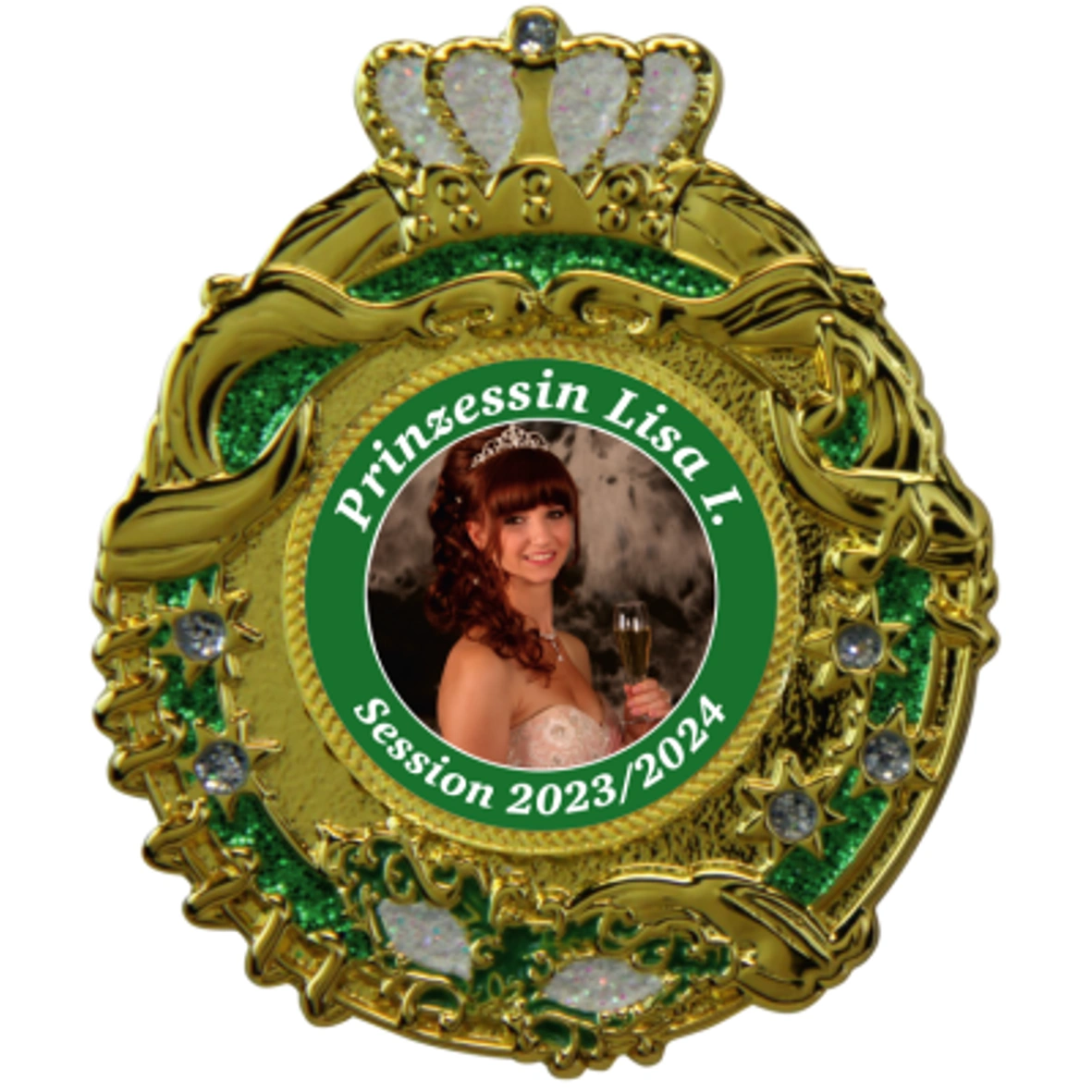 Karnevalspin Große Krone mit Ornamentrahmen Grün-Weiß – Vorderansicht mit Prinzessinnenporträt Goldfarbener Karnevalspin mit großer Krone, geschwungenem Ornamentrahmen und grün-weißen Glitzerflächen. Mittig ein Porträt einer Frau mit Diadem, umrahmt von der weißen Aufschrift „Prinzessin Lisa I.“ und „Session 2023/2024“ auf Grün., Karnevalsorden, An