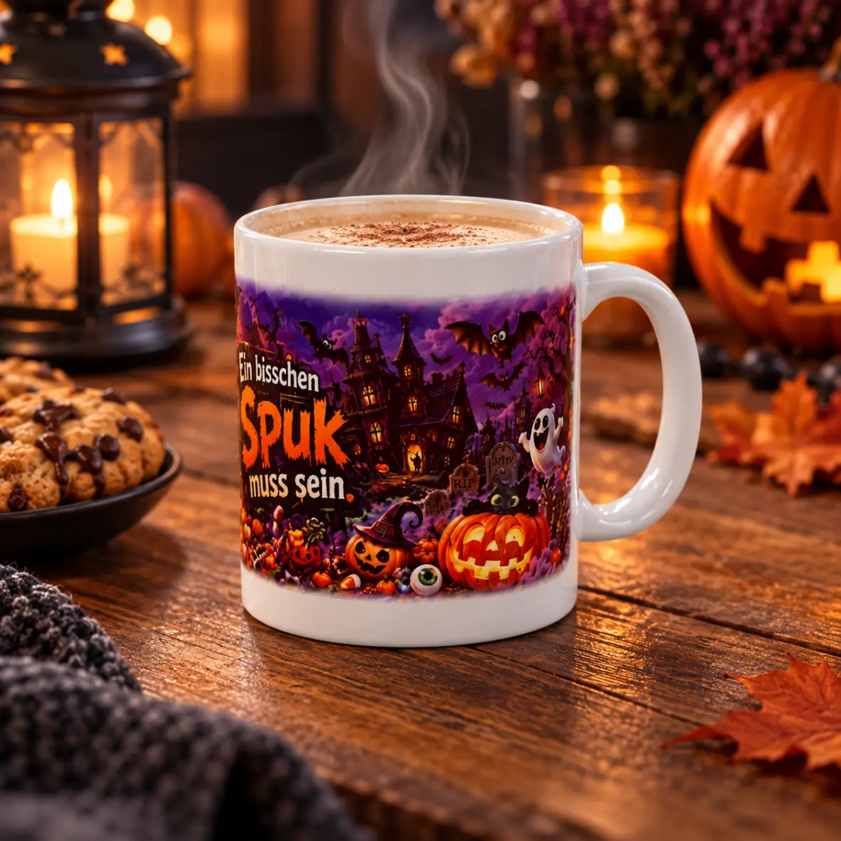 Weiße Tasse „Ein bisschen Spuk muss sein“ mit Kürbissen, Geist, Fledermäusen und Spukhaus vor violettem Hintergrund. Mit dampfendem Getränk gefüllt, auf einem Tisch neben Keksen, Kerzen und einem geschnitzten Kürbis., Kaffeemug, Halloween, Kürbis, Jack-o'