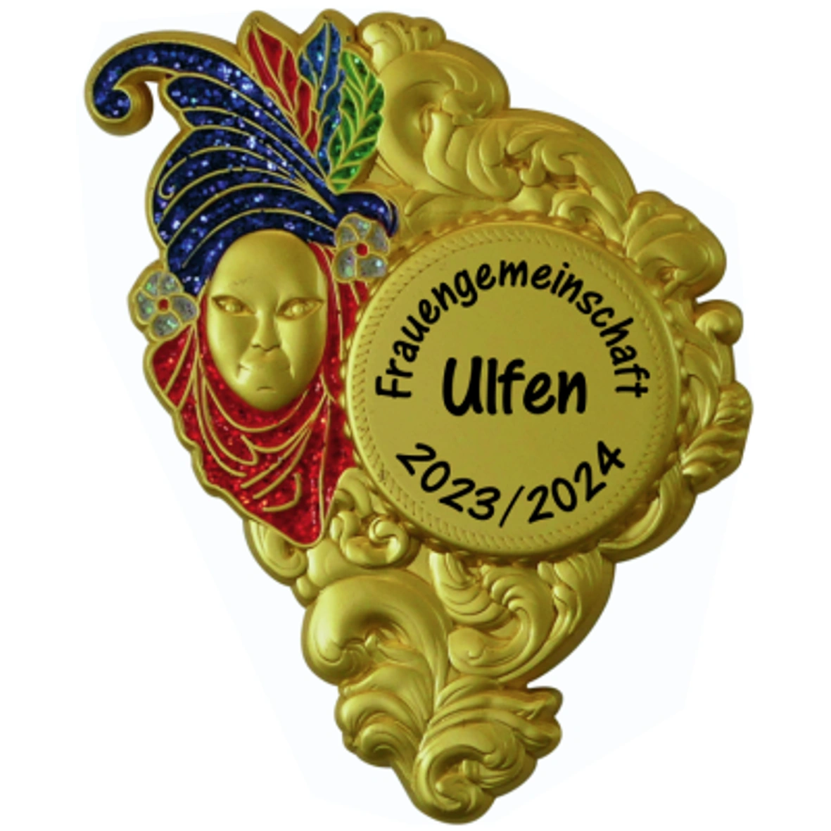 Karnevalspin Narrenmaske mit goldfarbenen Ornamenten – Frauengemeinschaft Ulfen Karnevalspin mit goldfarbener Narrenmaske, roten, blauen und grünen Akzenten und geschwungenen goldfarbenen Ornamenten. Rechts ein rundes Feld mit der Aufschrift „Frauengemeinschaft Ulfen 2023/2024“., Karnevalsorden, goldfarbenes Relief, Maskenmotiv, bunt