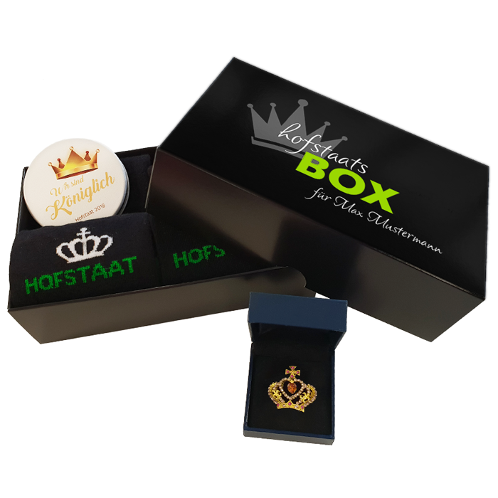 Hofstaatsbox A mit personalisierter schwarzer Geschenkbox, Hofstaat-Socken, Kronenbrosche und Kosmetikspiegel Hofstaatsbox A mit schwarzer Geschenkbox und glatter Oberfläche, bedruckt mit Kronenmotiv und persönlichem Schriftzug. Enthalten sind schwarze Hofstaat-Socken mit Krone, eine Kronenbrosche in kleiner Schachtel und ein runder Kosmetikspiegel.