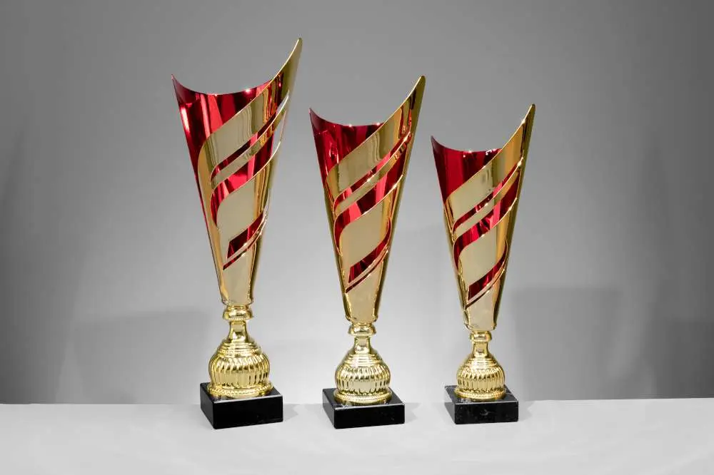 Pokalset, Goldfarben, Rot-gold, Drehendes Design, Schwarzer Sockel