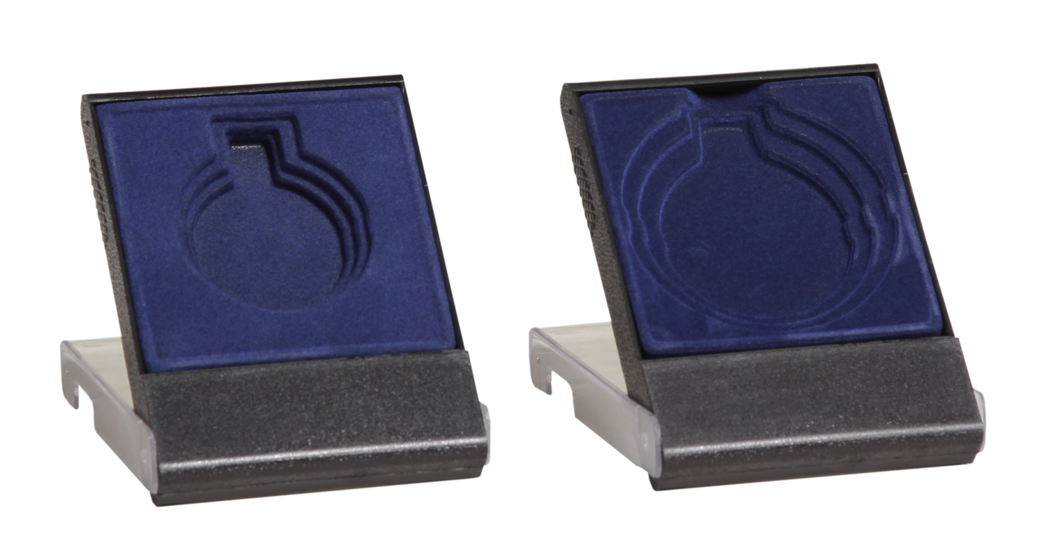 Variables Etui Blau für Medaillen mit zwei unterschiedlich geformten Einlagen Zwei geöffnete blaue Medaillenetuis in variabler Ausführung mit dunkelblauem Innenfutter und unterschiedlich geformten Aussparungen für Medaillen