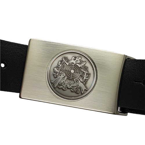 Vereinsgürtel Metallic mit klassischem Schützensymbol auf Koppelschnalle Schwarzer Vereinsgürtel aus Leder mit rechteckiger metallicfarbener Koppelschnalle und geprägtem klassischem Schützensymbol aus Schießscheibe, Schützenhut, Eichenlaub und gekreuzten Gewehren