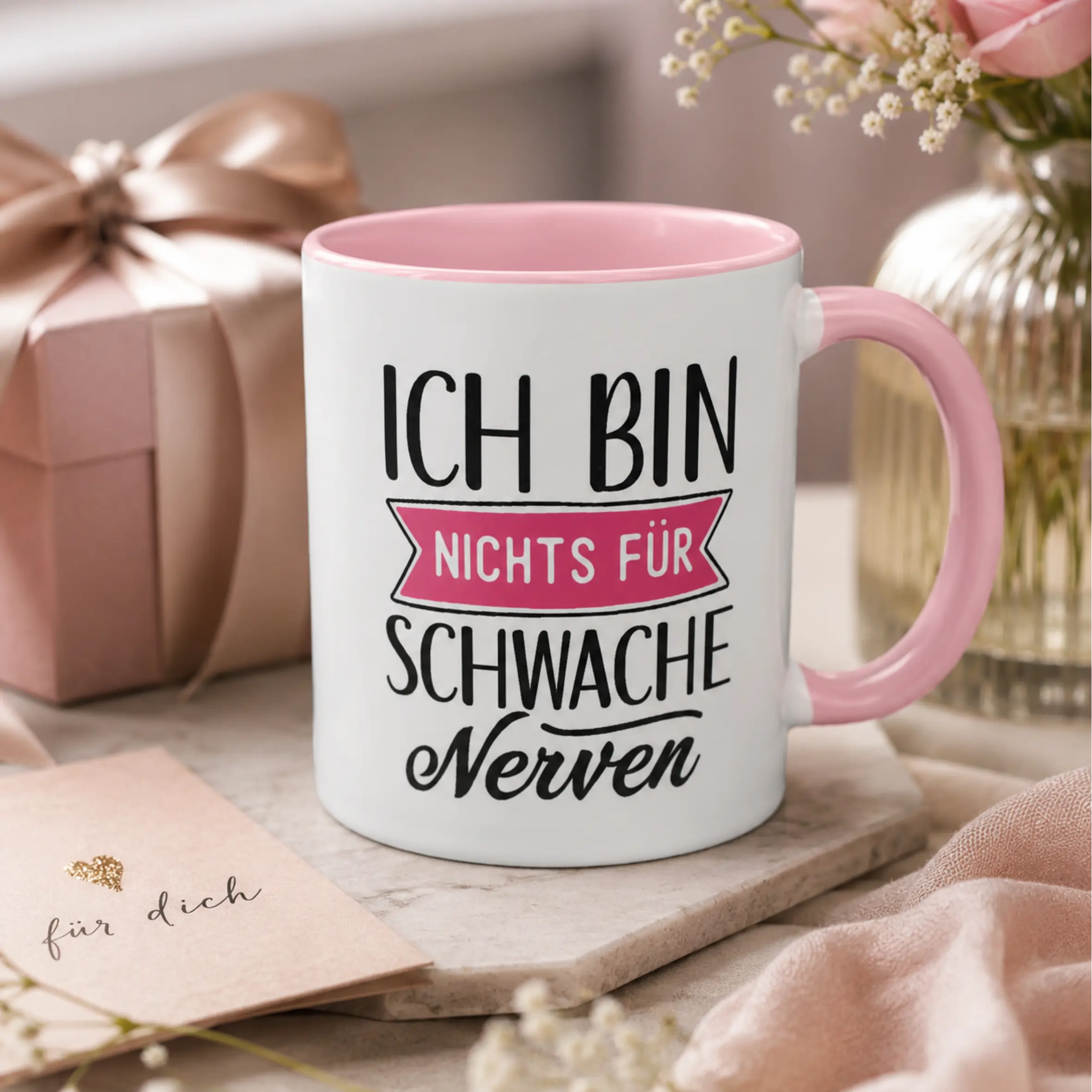 Weiße Tasse mit rosa Innenseite und rosa Henkel, bedruckt mit dem Spruch „Ich bin nichts für schwache Nerven“ in schwarzer und pinker Schrift.