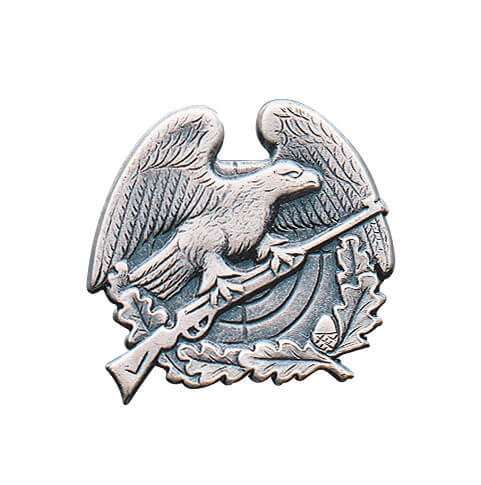 Abzeichen versilbert mit Sicherheitsnadel, Adler mit Gewehr und Eichenlaub Versilbertes Abzeichen mit Sicherheitsnadel in Adlerform, mit ausgebreiteten Flügeln über einem Gewehr und umrahmt von Eichenlaub