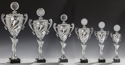 Pokal Maleika Henkelpokal, silber, Serie mit 6 Größen Sechs silberfarbene Henkelpokale der Serie Maleika mit rundem Emblemhalter, verziertem Korpus, gedrehtem Schaft und schwarzem Sockel in abgestuften Größen, größtes Modell 607 mm hoch und 180 mm Durchmesser.