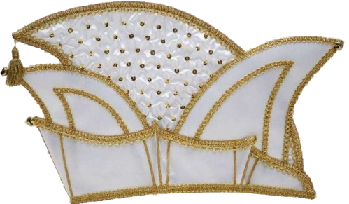 Prinzenmütze mit Pailletten in Weiß mit goldener Borte Weiße Prinzenmütze mit Pailletten, goldener Borte und drei kleinen Glöckchen, mehrteilig geschwungene Form mit dekorativem Smok im Mittelteil