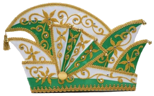 Prinzenmütze mit Strass und Glöckchen in Grün-Weiß mit goldener Stickerei Prinzenmütze mit geschwungener Form in Grün und Weiß, verziert mit goldfarbener Stickerei, blumenähnlichen Ornamenten, Strasssteinen und Glöckchen an den Spitzen