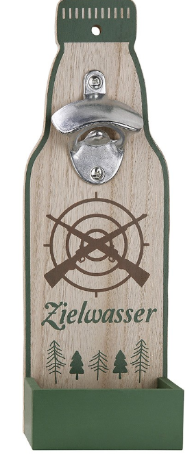 Wandflaschenöffner Zielwasser mit Gewehr- und Zielscheibenmotiv Wandflaschenöffner aus MDF mit Metallöffner und Kronkorkensammler, in Flaschenform mit Aufdruck Zielwasser sowie Gewehr-, Zielscheiben- und Baum-Motiv in Grün und Holzoptik