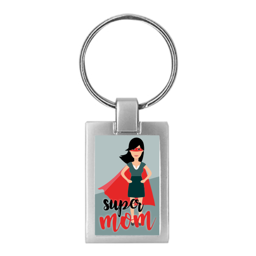 Metall-Schlüsselanhänger mit Druck und Super Mom Motiv Rechteckiger Metall-Schlüsselanhänger mit mattem Finish und Druckmotiv einer Superheldin mit rotem Umhang sowie dem Schriftzug Super Mom