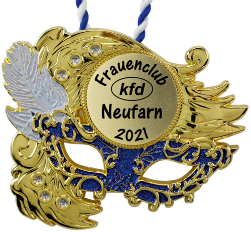 Karnevalsorden „Maske in Blau/Weiß“ mit Beschriftung „Frauenclub kfd Neufarn 2021“ Goldfarbener Karnevalsorden mit blau glitzernder Maske, weiß glitzernder Feder und blau-weißer Kordel. Das runde Feld über der Maske trägt die schwarze Beschriftung „Frauenclub kfd Neufarn 2021“.