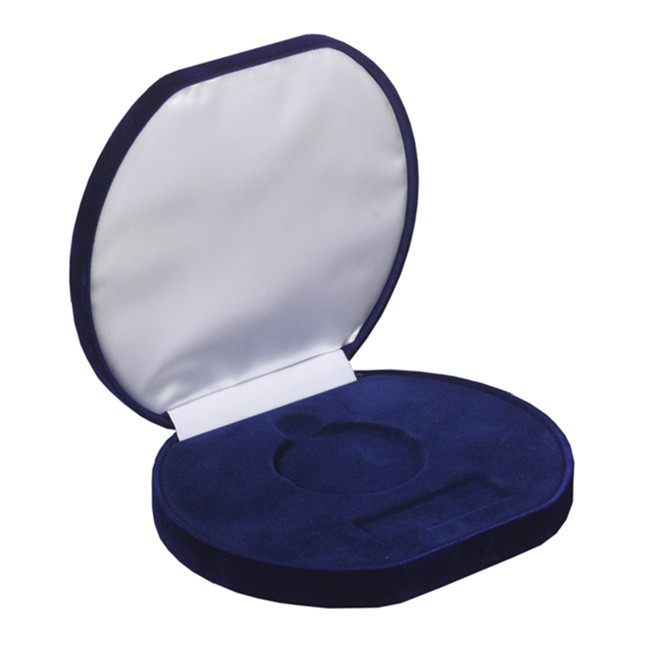 Etui mit Samt für Medaillen, oval in Blau Ovales Medaillenetui in Blau mit samtbezogener Oberfläche, aufgeklappt mit heller Innenseite und passgenauer Einlage zur Aufbewahrung einer Medaille.