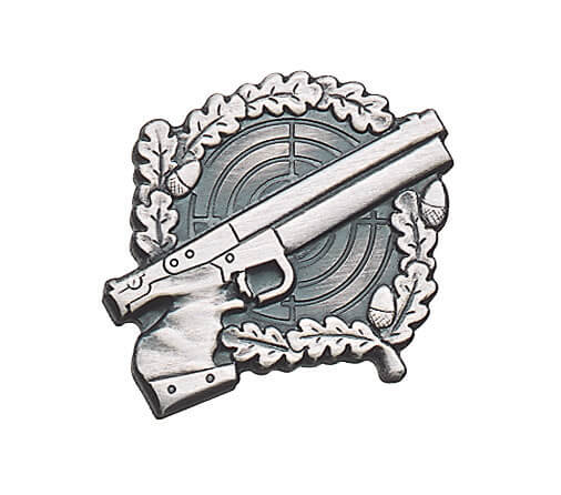 Auflage "Waffe" altsilber mit Gewehr vor Zielscheibe und Eichenlaub Auflage "Waffe" in altsilberner Optik mit stilisiertem Gewehr vor einer Zielscheibe, umrahmt von Eichenlaub und Eicheln als Schützenabzeichen
