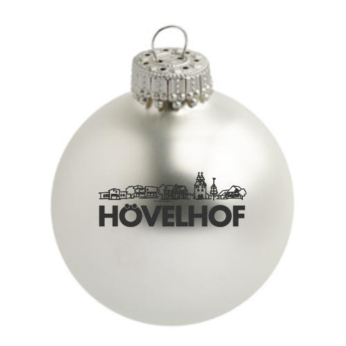 Hövelhof Silhouette Weihnachtskugel aus Glas mit Stadtmotiv Matte weiße Weihnachtskugel aus Glas mit schwarzem Hövelhof-Schriftzug und Silhouette von Gebäuden, oben mit silberfarbener Aufhängung.