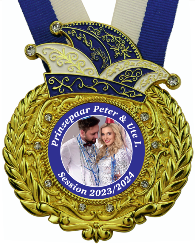 Goldfarbener Karnevalsorden mit Lorbeerkranz, blau-weißer Narrenkappe, elf Similisteinen und blau-weißem Halsband. Im Zentrum ein Paarfoto mit der Aufschrift „Prinzenpaar Peter & Ute I.“ und „Session 2023/2024“., medaille, ruban, or, bleu, gravé