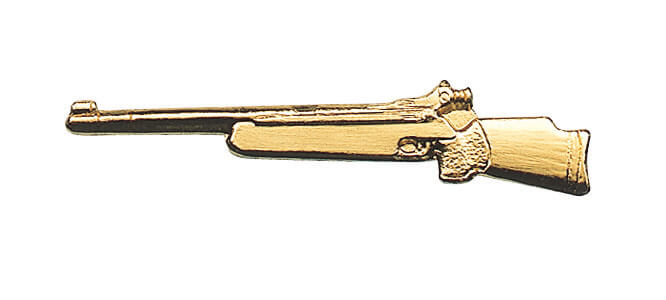 Abzeichen versilbert mit Sicherheitsnadel, Gewehrmotiv Schmales Abzeichen versilbert mit Sicherheitsnadel in Form eines Gewehrs, als klassisches Schützensymbol mit heller Metalloptik