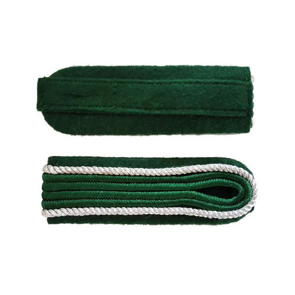 Schulterstück 3-streifig, grün mit silber auf grün 3-streifiges Schulterstück in Grün mit silberner Kordel auf grünem Filz, mit Lasche auf der Rückseite; dargestellt sind Ober- und Unterseite des Rangabzeichens.