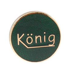Abzeichen vergoldet ohne Befestigung, rund mit Schriftzug „König“ Rundes vergoldetes Abzeichen ohne Befestigung mit grünem Hintergrund und dem Schriftzug „König“, gedacht als Auflage für Orden, Kettenschilder oder Anhänger.