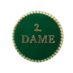 Auflage „2. Dame“ in runder Form mit grünem Hintergrund und goldfarbener Beschriftung Runde Auflage „2. Dame“ mit grünem Hintergrund, goldfarbener Umrandung aus kleinen Punkten und goldfarbener Schrift 2. DAME