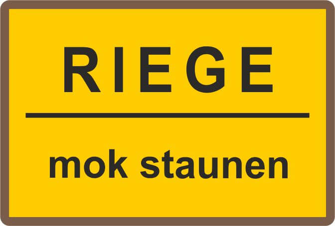 Expressabzeichen Ortspin silber im Ortsschild-Design mit Schriftzug RIEGE Rechteckiges Expressabzeichen Ortspin silber im deutschen Ortsschild-Design mit gelber Fläche, schwarzem Rand und dem Schriftzug RIEGE sowie kleinerem Text mok staunen.