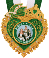 Karnevalsorden Herz mit Narrenkappe Grün-Weiß – Ansicht mit bedrucktem Motivfeld Herzförmiger Karnevalsorden in Grün-Weiß mit goldfarbenen Ornamenten, Narrenkappe und Krone am grün-weißen Band. Das runde Motivfeld zeigt ein Prinzenpaar mit umlaufender Beschriftung., Karnevalsorden, grün-gold, Herzform, Metallmedaille, Schärpenband