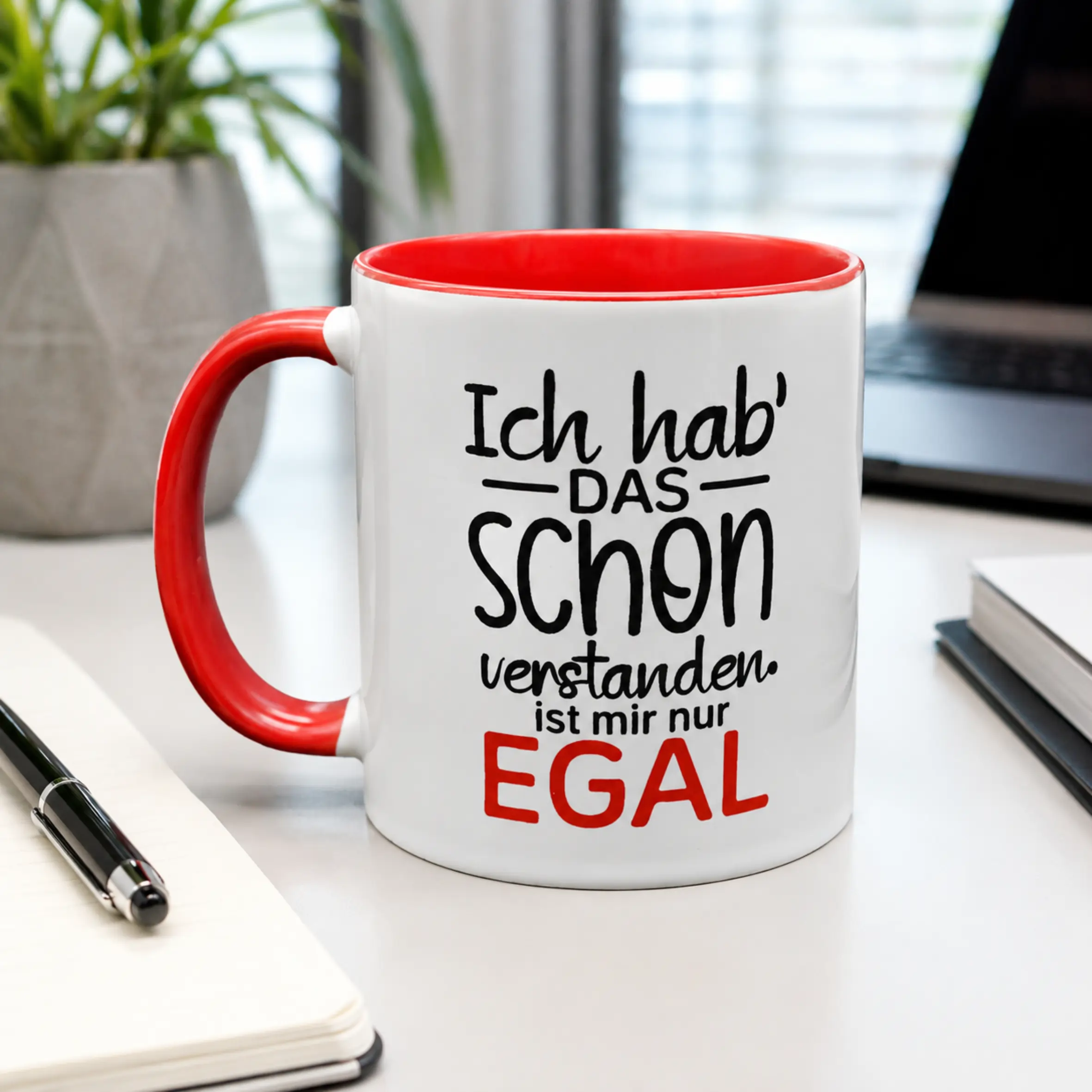 Weiße Tasse Hab ich schon verstanden mit rotem Henkel und roter Innenseite, bedruckt mit dem Spruch „Ich hab das schon verstanden, ist mir nur EGAL“ in Schwarz und Rot.