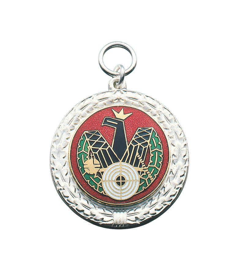 Anhänger mit Eichenlaubkranz und roter Königsadler-Auflage Runder Anhänger mit Öse und Ring, silberfarbener Eichenlaubkranz und rote Auflage mit schwarzem Königsadler in abstraktem Design sowie Zielscheibe im unteren Bereich.