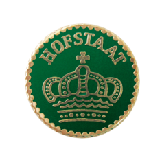Auflage Hofstaat mit goldfarbener Krone auf grünem Rundemblem - Steinhauer & Lück Runde Auflage Hofstaat von Steinhauer & Lück in Grün mit goldfarbenem Rand, Schriftzug Hofstaat und goldfarbener Krone im Zentrum.