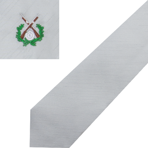 Schützenkrawatte Shantung in Hellgrau mit gesticktem Schützenmotiv Hellgraue Schützenkrawatte in Shantung-Optik mit gesticktem Motiv aus gekreuzten Gewehren, Zielscheibe und grünem Eichenlaub