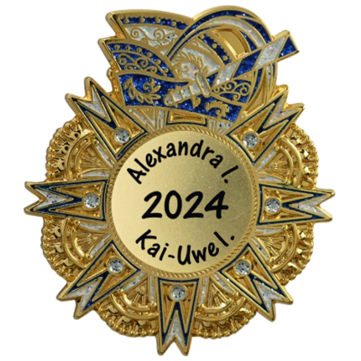 Karnevalspin Narrenkappe auf Zierstern Blau-Weiß – Vorderansicht mit schwarzem Aufdruck Goldfarbener Karnevalspin mit blau-weißer Narrenkappe auf einem verzierten Stern und klaren Schmucksteinen. Das runde Mittelfeld trägt den schwarzen Aufdruck „Alexandra I.“, „2024“ und „Kai-Uwe I.“., Orden, Goldfarben, Blau-weißes Emaille, Strahlenförmig,