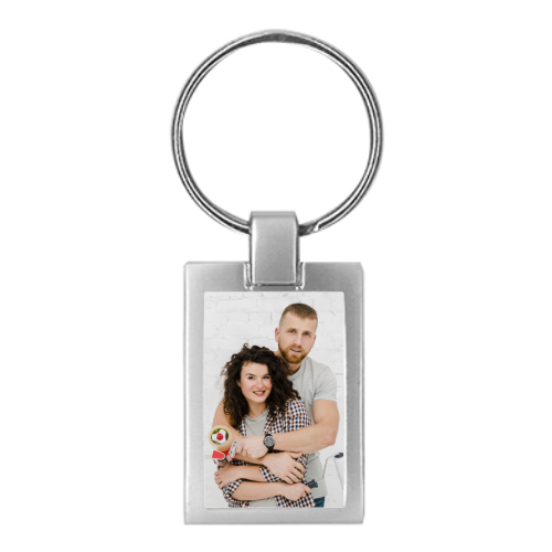 Metall Schlüsselanhänger mit individuellem Fotodruck im rechteckigen Design Rechteckiger Metall-Schlüsselanhänger mit silberner matter Oberfläche und Schlüsselring, bedruckt mit einem Hochformat-Foto eines Paares