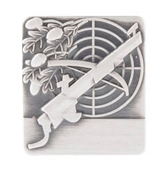 Abzeichen mit Gravurfläche, rechteckig mit Schießscheibe, Armbrust und Eichenlaub Rechteckiges Abzeichen mit Gravurfläche und Reliefmotiv aus Schießscheibe, diagonaler Armbrust und Eichenlaub in silberfarbener Metalloptik.