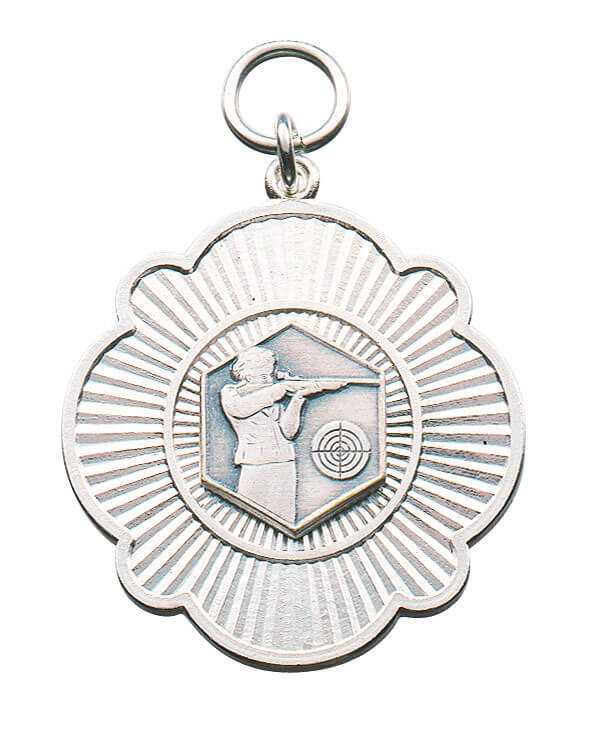 Anhänger mit Auflage und Öse, silberfarbenes Schützenmotiv Anhänger mit Öse und Ring in silberfarbener Optik, mit randverzierter Form und zentraler Auflage einer Schützin beim Schießen neben einer Zielscheibe