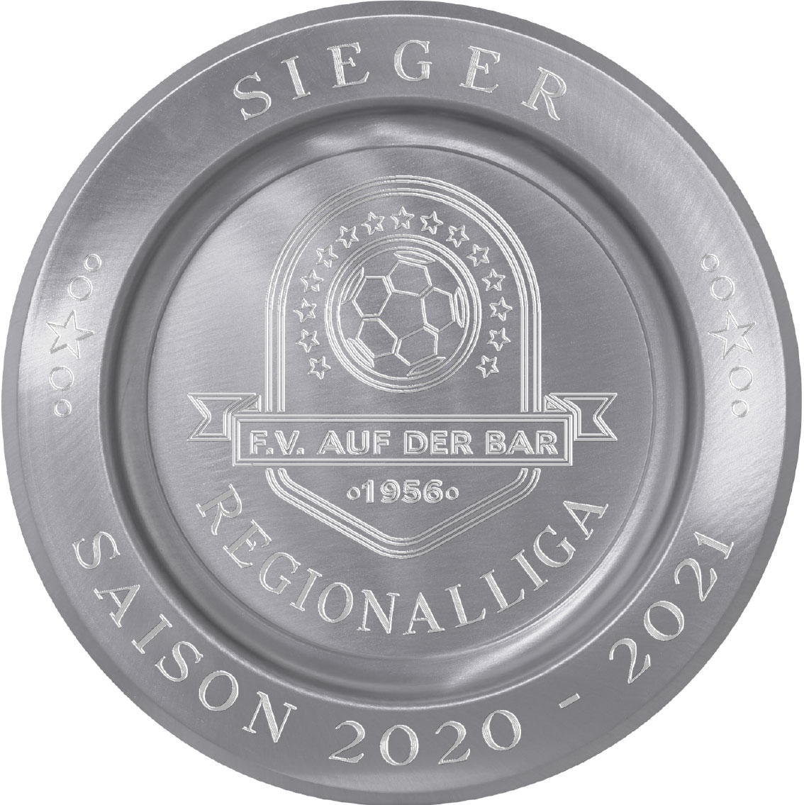 Ehrenteller gebürstet mit Gravur Sieger Regionalliga Saison 2020–2021 Runder Ehrenteller in gebürsteter Silberoptik mit Gravur „Sieger“, Fußballmotiv, Vereinsname F.V. AUF DER BAR, Jahreszahl 1956 und Schriftzug „Regionalliga Saison 2020–2021“.