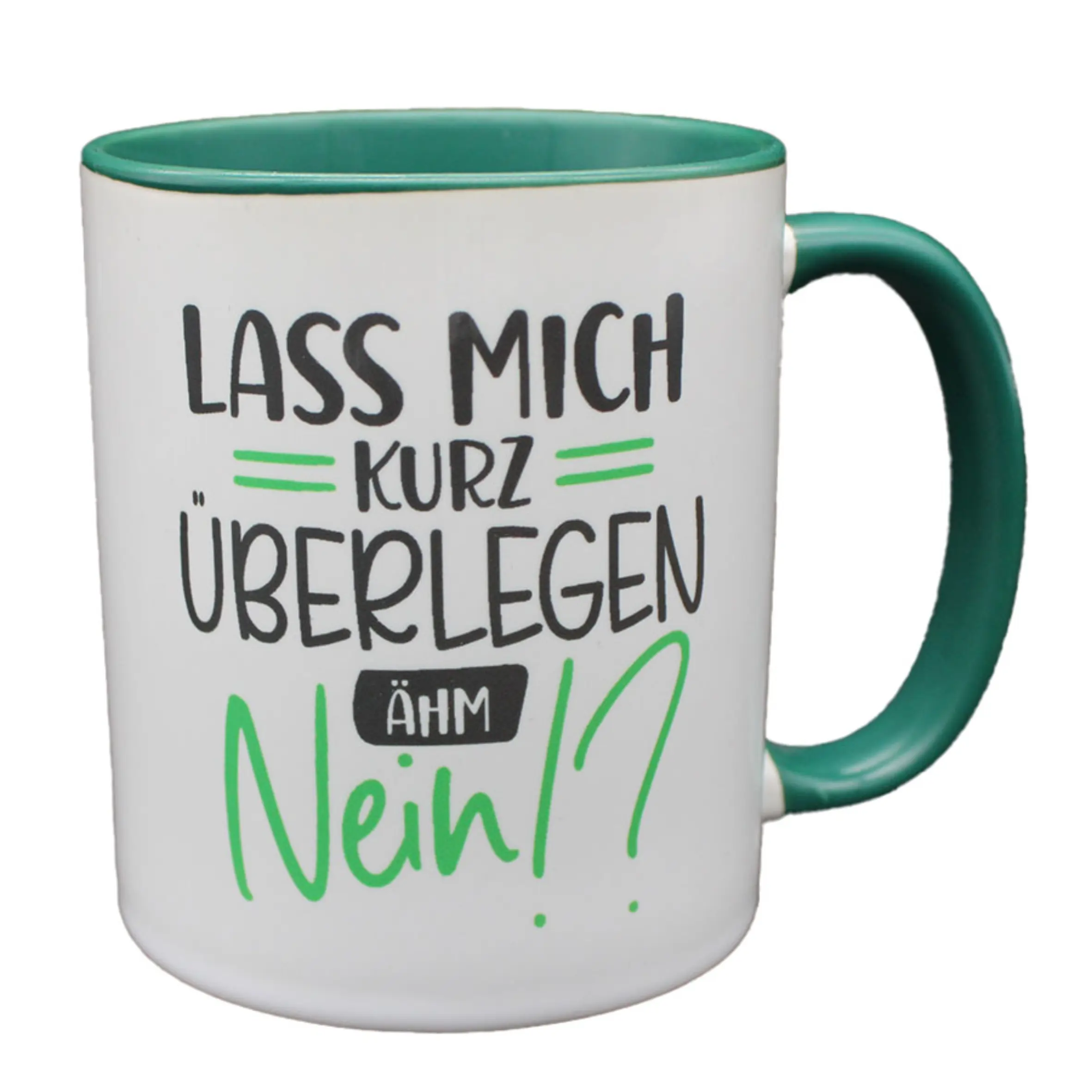 Weiße Tasse mit grünem Henkel und grüner Innenseite, bedruckt mit dem Spruch „Lass mich kurz überlegen, ähm Nein!?“ in Schwarz und Grün.