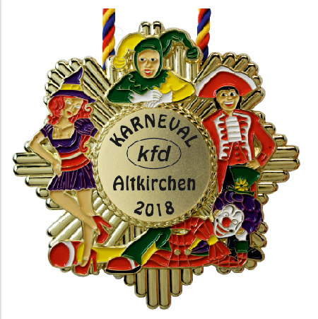 Goldfarbener Karnevalsorden mit reliefartig geprägten, bunt gestalteten Karnevalsfiguren und rot-gelb-blauer Kordel. Das runde Mittelfeld trägt den schwarzen Aufdruck „Karneval kfd Altkirchen 2018“.
