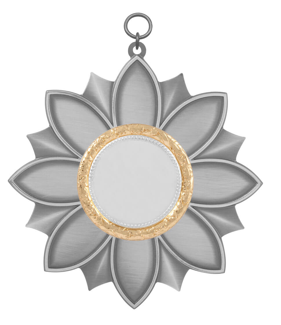 Orden mit Kranz in Blütenform, altsilberfarben mit goldfarbenem Kranz Orden mit Kranz in geöffneter Blütenform, altsilberfarben mit Öse und Ring. In der Mitte sitzt eine runde Auflagefläche mit goldfarbenem Kranz.
