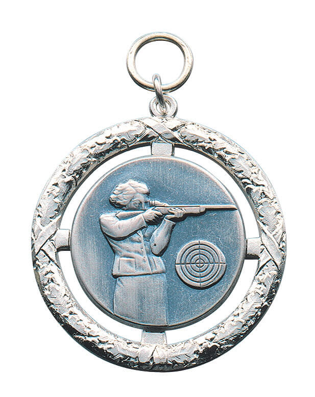 Anhänger mit Eichenlaub und Altsilber-Auflage Schützin beim Schießen Runder Anhänger mit Eichenlaubkranz, Öse und Ring, in vergoldeter Ausführung mit Altsilber-Auflage. Die runde Auflage zeigt eine Schützin mit Gewehr und Zielscheibe.