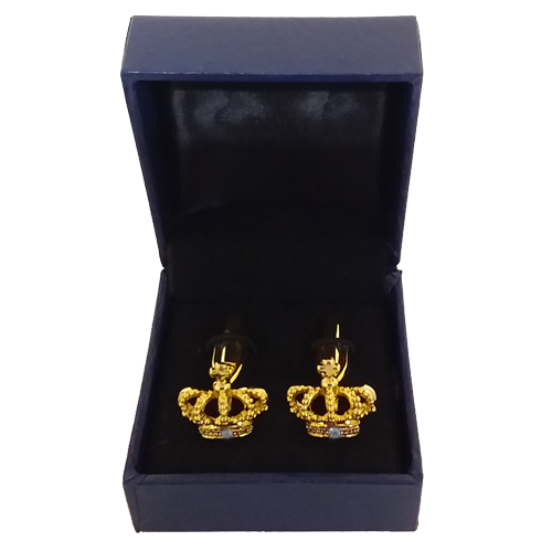 Hofstaatsbox B mit geöffnetem Etui und goldfarbenen Manschettenknöpfen in Kronenform Geöffnete Hofstaatsbox B in dunkler Farbe mit schwarzem Innenfutter; darin ein Paar goldfarbene Manschettenknöpfe mit Kronenmotiv.