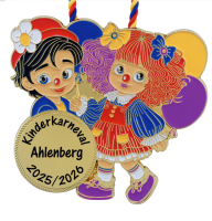 Karnevalsorden mit zwei bunt gekleideten Figuren, Blüten, Luftballons und goldfarbener Umrandung. Das runde Druckfeld trägt den Beispielaufdruck „Kinderkarneval Ahlenberg 2023–2024“. Oben ist ein bunt gestreiftes Band sichtbar., Kindergartenmotiv, Mädchen