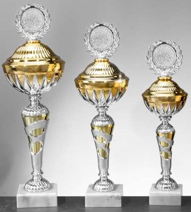 Pokal Clara in Silber-Gold, 3er-Pokalserie mit rundem Emblem Drei Pokale der Serie Clara in Silber und Gold auf weißen Sockeln, mit rundem Emblem oben, bauchigem Kelch und schlankem Fuß; abgebildet ist die 3er-Pokalserie, passend zum Modell Pokal Clara H 358 mm / D 100 mm.
