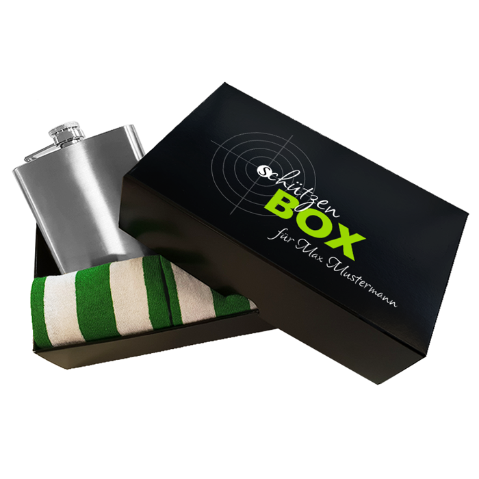 Schützenbox C mit Flachmann, grünen Socken und personalisiertem Schützenmotiv Schwarze Schützenbox C mit glatter Oberfläche und bedrucktem Deckel, geöffnet mit silberfarbenem Flachmann und einem Paar grün-weiß gestreifter Socken; Aufdruck mit Schützenmotiv und persönlichem Schriftzug.
