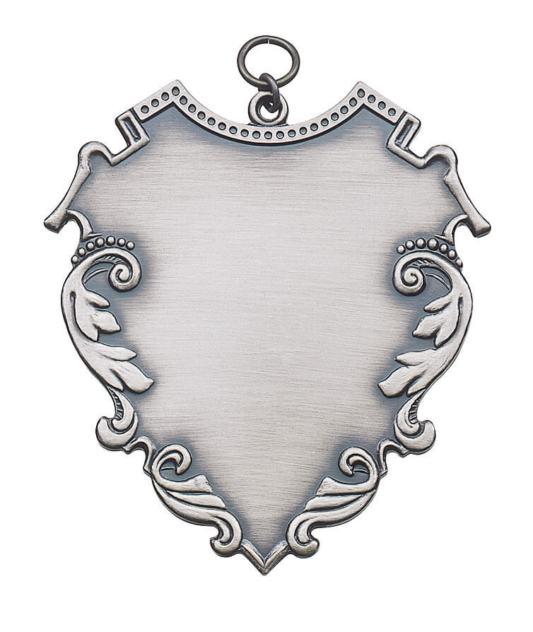 Schild mit geschnörkelter Randverzierung versilbert mit Öse und Ring Versilbertes Kettenschild in spitz zulaufender Form mit Öse und Ring, dekorativer geschnörkelter Randverzierung und glatter Gravurfläche in der Mitte.
